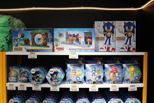 画像ギャラリー No.014のサムネイル画像 / 「INFOLENS GEEK SHOP」が池袋パルコに本日オープン。「Apex Legends」など人気タイトルの公式グッズが勢ぞろい