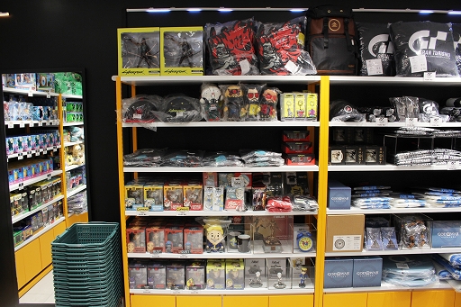 画像ギャラリー No.016のサムネイル画像 / 「INFOLENS GEEK SHOP」が池袋パルコに本日オープン。「Apex Legends」など人気タイトルの公式グッズが勢ぞろい