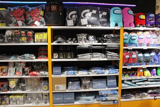 画像ギャラリー No.017のサムネイル画像 / 「INFOLENS GEEK SHOP」が池袋パルコに本日オープン。「Apex Legends」など人気タイトルの公式グッズが勢ぞろい
