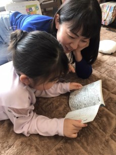 画像ギャラリー No.006のサムネイル画像 / 噂の100円ゲームブックを，6歳の娘と遊んでみる。DAISO発「きみが決めるストーリーブック」の実力やいかに