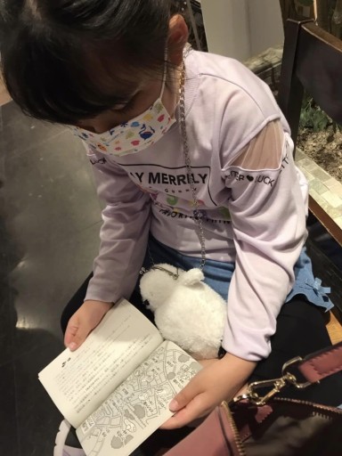 画像ギャラリー No.010のサムネイル画像 / 噂の100円ゲームブックを，6歳の娘と遊んでみる。DAISO発「きみが決めるストーリーブック」の実力やいかに