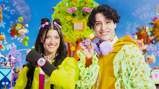 画像ギャラリー No.001のサムネイル画像 / たまごっち最新機種「Tamagotchi Uni」,TVCMを商品公式サイトとSNSにて先行公開。チャーリー・ダミリオさんとケミオさんが出演