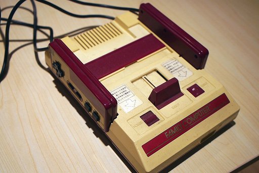 画像ギャラリー No.001のサムネイル画像 / 40周年を迎えたファミコンのハードを懐かしんでみる。ビデオゲームの楽しさを教えてくれた，赤と白の可愛いヤツ