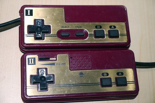 画像ギャラリー No.003のサムネイル画像 / 40周年を迎えたファミコンのハードを懐かしんでみる。ビデオゲームの楽しさを教えてくれた，赤と白の可愛いヤツ