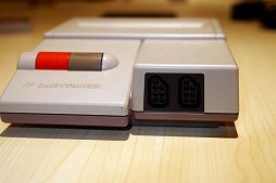 画像ギャラリー No.008のサムネイル画像 / 40周年を迎えたファミコンのハードを懐かしんでみる。ビデオゲームの楽しさを教えてくれた，赤と白の可愛いヤツ