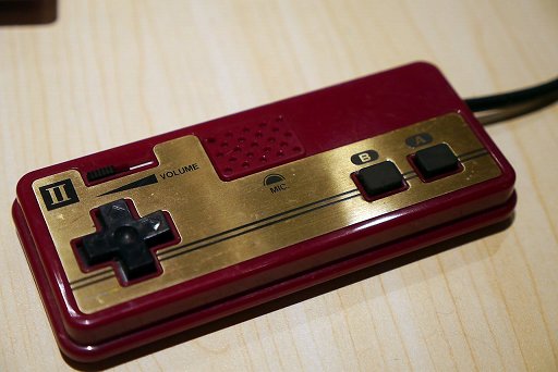 画像ギャラリー No.009のサムネイル画像 / 40周年を迎えたファミコンのハードを懐かしんでみる。ビデオゲームの楽しさを教えてくれた，赤と白の可愛いヤツ