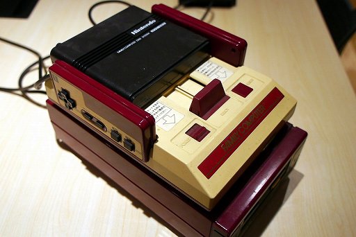 画像ギャラリー No.018のサムネイル画像 / 40周年を迎えたファミコンのハードを懐かしんでみる。ビデオゲームの楽しさを教えてくれた，赤と白の可愛いヤツ