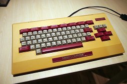 画像ギャラリー No.021のサムネイル画像 / 40周年を迎えたファミコンのハードを懐かしんでみる。ビデオゲームの楽しさを教えてくれた，赤と白の可愛いヤツ
