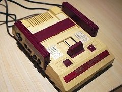 40周年を迎えたファミコンのハードを懐かしんでみる。ビデオゲームの楽しさを教えてくれた，赤と白の可愛いヤツ