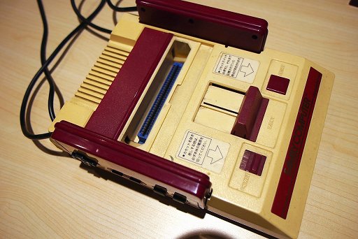画像ギャラリー No.029のサムネイル画像 / 40周年を迎えたファミコンのハードを懐かしんでみる。ビデオゲームの楽しさを教えてくれた，赤と白の可愛いヤツ