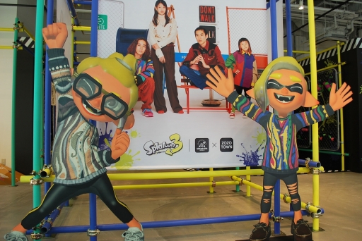 画像ギャラリー No.002のサムネイル画像 / 「スプラトゥーン3」×「ZOZOTOWN」のポップアップイベントが本日スタート。ゲームのファッションアイテムや風景を再現した展示を楽しもう