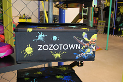 画像ギャラリー No.008のサムネイル画像 / 「スプラトゥーン3」×「ZOZOTOWN」のポップアップイベントが本日スタート。ゲームのファッションアイテムや風景を再現した展示を楽しもう