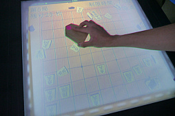 画像ギャラリー No.014のサムネイル画像 / ［TGS2023］和傘にプロジェクションして遊ぶゲームと将棋のコマを叩きつけて相手のコマを吹っ飛ばすゲーム。学生チームのユニークな作品が展示された愛知工業大学ブースレポート