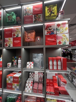 画像ギャラリー No.029のサムネイル画像 / 「Nintendo KYOTO」は公式直営店であり新たなテーマパーク！　こだわりのある商品陳列も楽しい，ゲームファンなら一度体験してほしい空間だ