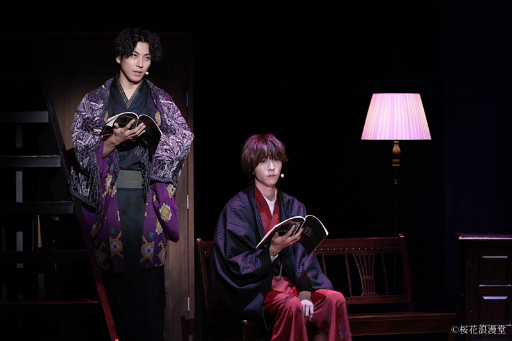 画像ギャラリー No.002のサムネイル画像 / 太宰 治氏の小説「人間失格」を題材とした「桜花浪漫堂 朗読劇『人間失格』」ゲネプロ公演レポート。俳優陣の演技と和楽器の演奏で魅せられた