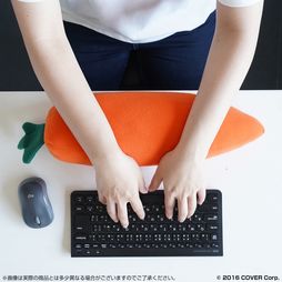 画像ギャラリー No.007のサムネイル画像 / ホロライブ・兎田ぺこらがPCクッションになって登場。全高約55cmのムフー顔が味わい深い一品で,デスクワークのお供におすすめ