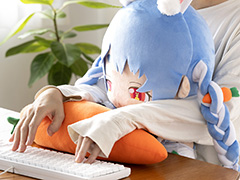 ホロライブ・兎田ぺこらがPCクッションになって登場。全高約55cmのムフー顔が味わい深い一品で，デスクワークのお供におすすめ