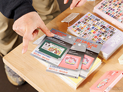 画像ギャラリー No.014のサムネイル画像 / ファミコンのカートリッジをキャンバスに,架空のゲームをデザインする。20回の節目を迎えた「わたしのファミカセ展」のこれまでの歩み