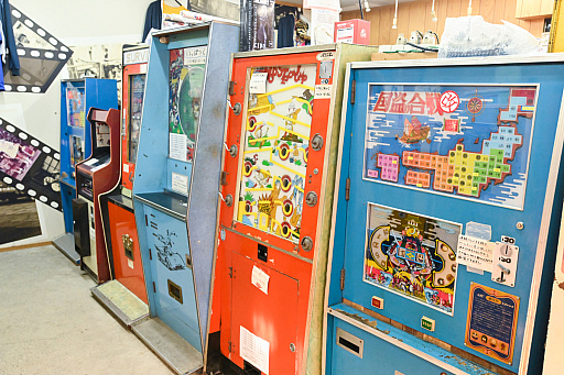 画像ギャラリー No.003のサムネイル画像 / 10円玉を入れてバチンッ! と弾いたりする,古きゲームたちとまた遊ぼ。東京・板橋の「駄菓子屋ゲーム博物館」に行ってきた