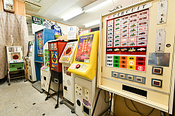 画像ギャラリー No.009のサムネイル画像 / 10円玉を入れてバチンッ! と弾いたりする,古きゲームたちとまた遊ぼ。東京・板橋の「駄菓子屋ゲーム博物館」に行ってきた