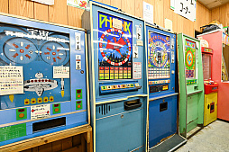画像ギャラリー No.010のサムネイル画像 / 10円玉を入れてバチンッ! と弾いたりする,古きゲームたちとまた遊ぼ。東京・板橋の「駄菓子屋ゲーム博物館」に行ってきた