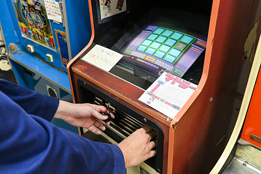 画像ギャラリー No.020のサムネイル画像 / 10円玉を入れてバチンッ! と弾いたりする,古きゲームたちとまた遊ぼ。東京・板橋の「駄菓子屋ゲーム博物館」に行ってきた