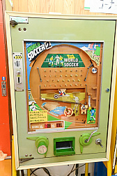 画像ギャラリー No.039のサムネイル画像 / 10円玉を入れてバチンッ! と弾いたりする,古きゲームたちとまた遊ぼ。東京・板橋の「駄菓子屋ゲーム博物館」に行ってきた