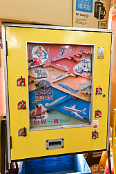画像ギャラリー No.045のサムネイル画像 / 10円玉を入れてバチンッ! と弾いたりする,古きゲームたちとまた遊ぼ。東京・板橋の「駄菓子屋ゲーム博物館」に行ってきた