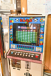 画像ギャラリー No.047のサムネイル画像 / 10円玉を入れてバチンッ! と弾いたりする,古きゲームたちとまた遊ぼ。東京・板橋の「駄菓子屋ゲーム博物館」に行ってきた