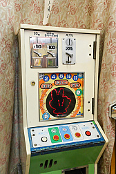 画像ギャラリー No.054のサムネイル画像 / 10円玉を入れてバチンッ! と弾いたりする,古きゲームたちとまた遊ぼ。東京・板橋の「駄菓子屋ゲーム博物館」に行ってきた