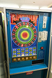 画像ギャラリー No.056のサムネイル画像 / 10円玉を入れてバチンッ! と弾いたりする,古きゲームたちとまた遊ぼ。東京・板橋の「駄菓子屋ゲーム博物館」に行ってきた