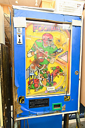 画像ギャラリー No.073のサムネイル画像 / 10円玉を入れてバチンッ! と弾いたりする,古きゲームたちとまた遊ぼ。東京・板橋の「駄菓子屋ゲーム博物館」に行ってきた