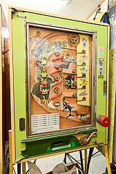 画像ギャラリー No.078のサムネイル画像 / 10円玉を入れてバチンッ! と弾いたりする,古きゲームたちとまた遊ぼ。東京・板橋の「駄菓子屋ゲーム博物館」に行ってきた