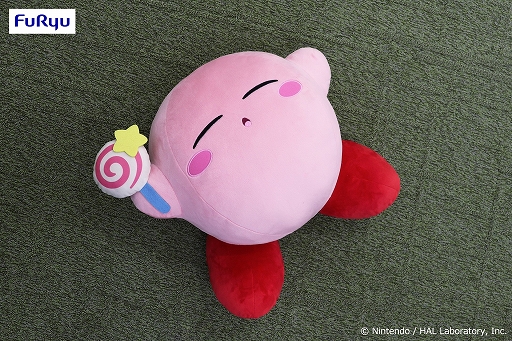 画像ギャラリー No.001のサムネイル画像 / まんぷくで幸せそうなカービィを約38cmのビッグサイズで表現した「星のカービィ まんぷく！ごろ寝 BIGぬいぐるみ」がプライズに登場