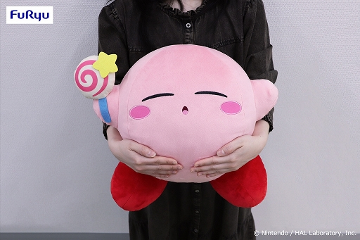 画像ギャラリー No.002のサムネイル画像 / まんぷくで幸せそうなカービィを約38cmのビッグサイズで表現した「星のカービィ まんぷく！ごろ寝 BIGぬいぐるみ」がプライズに登場