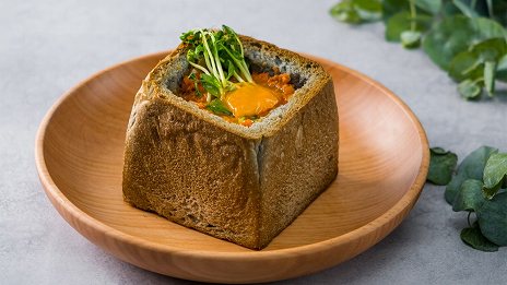 画像ギャラリー No.009のサムネイル画像 / ワニ肉で再現された「レッドドラゴンのビッグステーキ」も。アニメ「ダンジョン飯」コラボカフェが7月2日，池袋PARCOにオープン