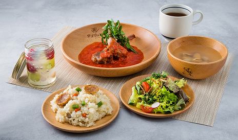 画像ギャラリー No.013のサムネイル画像 / ワニ肉で再現された「レッドドラゴンのビッグステーキ」も。アニメ「ダンジョン飯」コラボカフェが7月2日，池袋PARCOにオープン