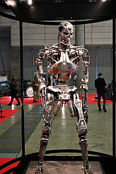 画像ギャラリー No.043のサムネイル画像 / 「東京コミコン2024」レポート。ジェイソン・モモアさんやマッツ・ミケルセンさんたちの出演にステージは大盛り上がり。デロリアンなどの展示も