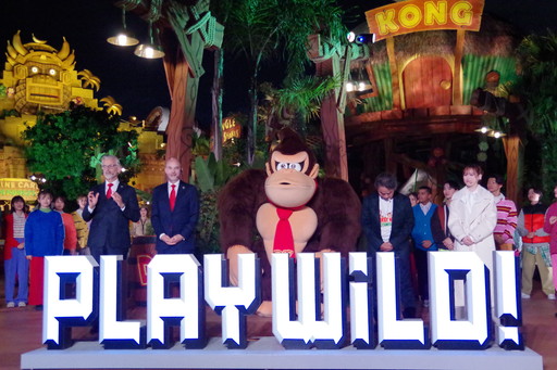 画像ギャラリー No.001のサムネイル画像 / USJ「ドンキーコング・カントリー」グランドオープン前夜祭を開催。生みの親である宮本 茂氏がドンキーコングと肩を並べるエモーショナルな瞬間も
