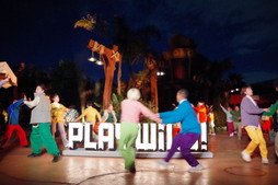 画像ギャラリー No.003のサムネイル画像 / USJ「ドンキーコング・カントリー」グランドオープン前夜祭を開催。生みの親である宮本 茂氏がドンキーコングと肩を並べるエモーショナルな瞬間も