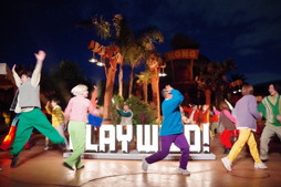 画像ギャラリー No.004のサムネイル画像 / USJ「ドンキーコング・カントリー」グランドオープン前夜祭を開催。生みの親である宮本 茂氏がドンキーコングと肩を並べるエモーショナルな瞬間も