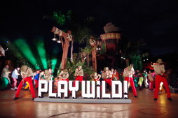 画像ギャラリー No.006のサムネイル画像 / USJ「ドンキーコング・カントリー」グランドオープン前夜祭を開催。生みの親である宮本 茂氏がドンキーコングと肩を並べるエモーショナルな瞬間も