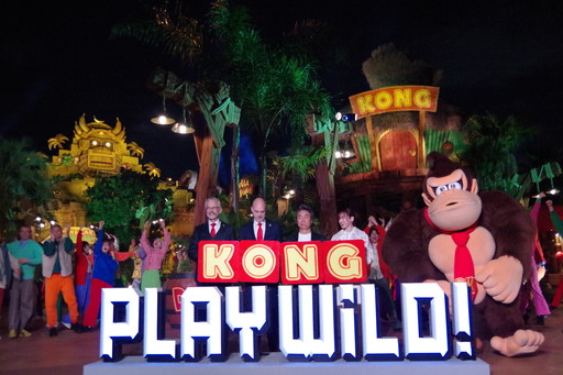 画像ギャラリー No.009のサムネイル画像 / USJ「ドンキーコング・カントリー」グランドオープン前夜祭を開催。生みの親である宮本 茂氏がドンキーコングと肩を並べるエモーショナルな瞬間も