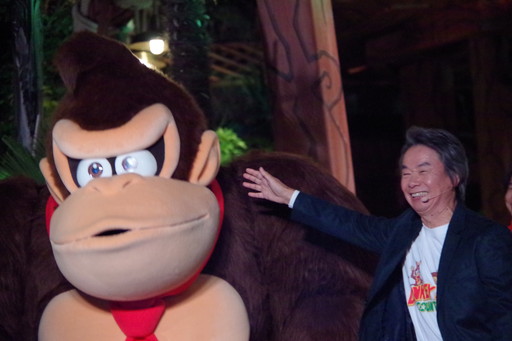 画像ギャラリー No.011のサムネイル画像 / USJ「ドンキーコング・カントリー」グランドオープン前夜祭を開催。生みの親である宮本 茂氏がドンキーコングと肩を並べるエモーショナルな瞬間も