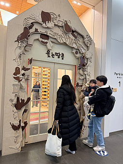 画像ギャラリー No.008のサムネイル画像 / NCSOFT本社に行ってみたら,保育園から病院,図書館,食堂,結婚式場(?)までなんでも揃ってる巨大オフィスビルだった