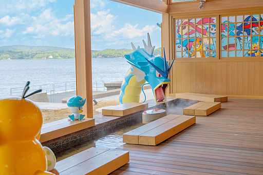 画像ギャラリー No.001のサムネイル画像 / 「わくらポケモン足湯」，ギャラドス，コダック，シャワーズの像が破損。オープンからわずか1か月ほど