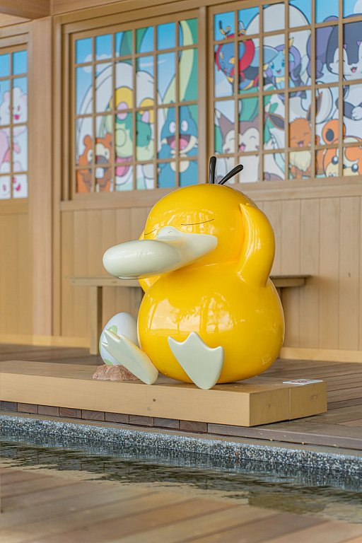 画像ギャラリー No.002のサムネイル画像 / 「わくらポケモン足湯」，ギャラドス，コダック，シャワーズの像が破損。オープンからわずか1か月ほど